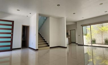 Casa de 3 Pisos en Venta, Residencial Los Cedros, Pachuca, Hidalgo.