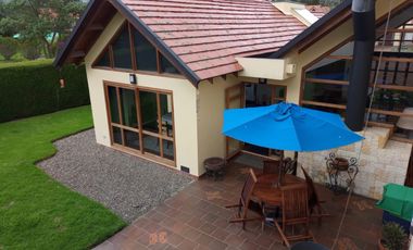 Casa en Venta o en Renta via Sopó Sector los Clubes.