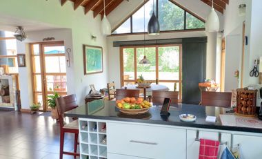 Casa en Venta o en Renta via Sopó Sector los Clubes.