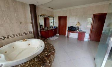 Samborondon, Venta de Hermosa Casa 5 Dorm. con Piscina
