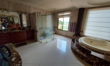 Samborondon, Venta de Hermosa Casa 5 Dorm. con Piscina