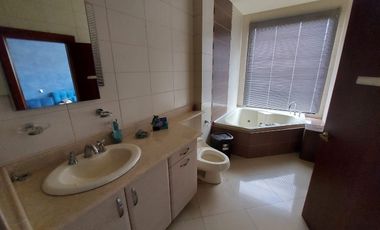 Samborondon, Venta de Hermosa Casa 5 Dorm. con Piscina