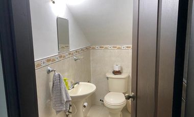 HERMOSA CASA DE DOS NIVELES  EN BARRIO TABOR CON 4 ALCOBAS Y UN AREA DE 300mts