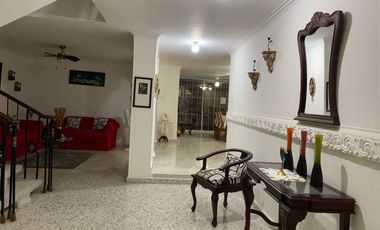 HERMOSA CASA DE DOS NIVELES  EN BARRIO TABOR CON 4 ALCOBAS Y UN AREA DE 300mts