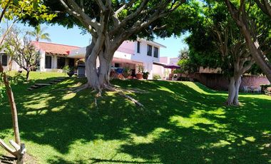 CASA PRIVADA CON AMPLIO JARDIN