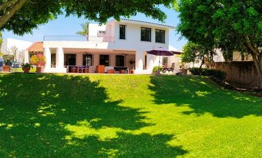 CASA PRIVADA CON AMPLIO JARDIN