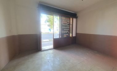 Renta de Edificio de Oficinas con 2 locales y 4 oficinas en Av. Comonfort a una calle de Paseo Tollocan