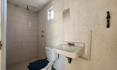 Renta de Edificio de Oficinas con 2 locales y 4 oficinas en Av. Comonfort a una calle de Paseo Tollocan