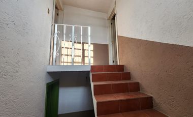 Renta de Edificio de Oficinas con 2 locales y 4 oficinas en Av. Comonfort a una calle de Paseo Tollocan