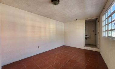 Renta de Edificio de Oficinas con 2 locales y 4 oficinas en Av. Comonfort a una calle de Paseo Tollocan