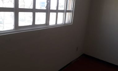 Renta de Edificio de Oficinas con 2 locales y 4 oficinas en Av. Comonfort a una calle de Paseo Tollocan