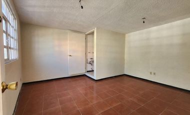 Renta de Edificio de Oficinas con 2 locales y 4 oficinas en Av. Comonfort a una calle de Paseo Tollocan