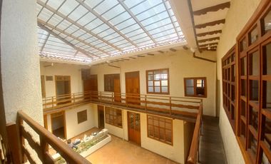 CASA COMERCIAL EN VENTA EN EL CENTRO DE CUENCA, SECTOR PLAZOLETA SAN FRANCISCO
