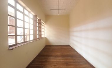 CASA COMERCIAL EN VENTA EN EL CENTRO DE CUENCA, SECTOR PLAZOLETA SAN FRANCISCO