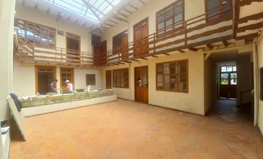 CASA COMERCIAL EN VENTA EN EL CENTRO DE CUENCA, SECTOR PLAZOLETA SAN FRANCISCO