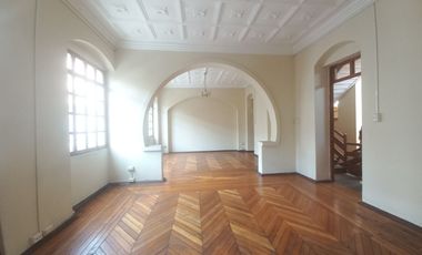 CASA COMERCIAL EN VENTA EN EL CENTRO DE CUENCA, SECTOR PLAZOLETA SAN FRANCISCO