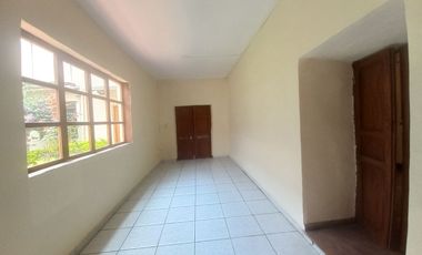 CASA COMERCIAL EN VENTA EN EL CENTRO DE CUENCA, SECTOR PLAZOLETA SAN FRANCISCO