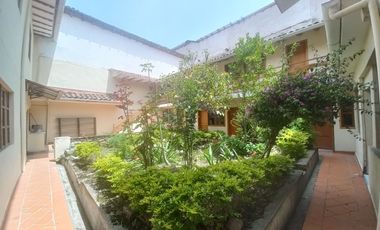 CASA COMERCIAL EN VENTA EN EL CENTRO DE CUENCA, SECTOR PLAZOLETA SAN FRANCISCO
