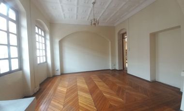 CASA COMERCIAL EN VENTA EN EL CENTRO DE CUENCA, SECTOR PLAZOLETA SAN FRANCISCO