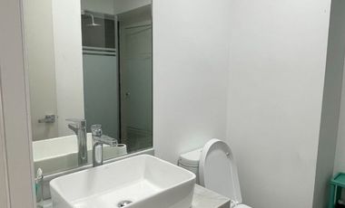 Elegante Departamento en Zona Empresarial con Conexiones Estratégicas