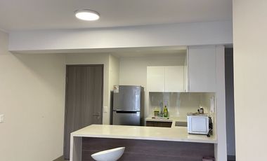 Elegante Departamento en Zona Empresarial con Conexiones Estratégicas