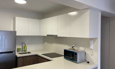 Elegante Departamento en Zona Empresarial con Conexiones Estratégicas