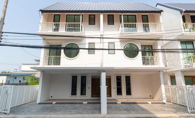 New Minimal 3-Storey Twin Home near in City for SALE
