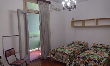 Flores Norte Alquiler de casa tipo duplex 170 mts - 3 cuartos 2 baños - AMOBLADA hasta 7 personas o Profesional vacia