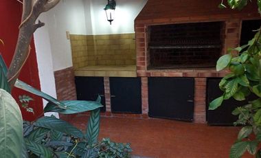 Flores Norte Alquiler de casa tipo duplex 170 mts - 3 cuartos 2 baños - AMOBLADA hasta 7 personas o Profesional vacia