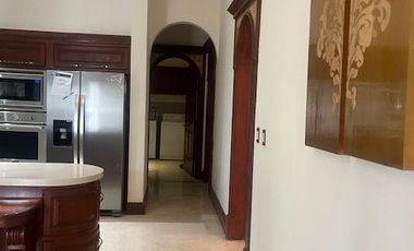VILLAS DEL MESON JURIQUILLA MAJESTUOSA RESIDENCIA AMUEBLADA EN UN SOLO NIVEL, 4  RECAMARAS CUARTO DE SERVICIO JARDIN 6 GARAGES