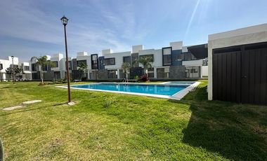 Venta de Casa con Alberca en Emiliano Zapata