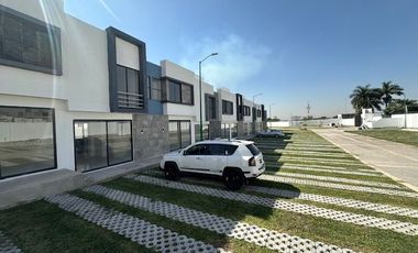 Venta de Casa con Alberca en Emiliano Zapata