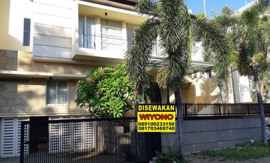Rumah disewakan di Jawa Timur, Surabaya - Parkir mobil