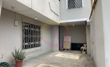 Vendo casa esquinera en Sauces 9, diagonal a Correos del Ecuador