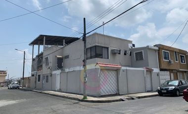 Vendo casa esquinera en Sauces 9, diagonal a Correos del Ecuador