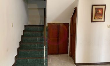 Vendo casa esquinera en Sauces 9, diagonal a Correos del Ecuador