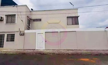 Vendo casa esquinera en Sauces 9, diagonal a Correos del Ecuador