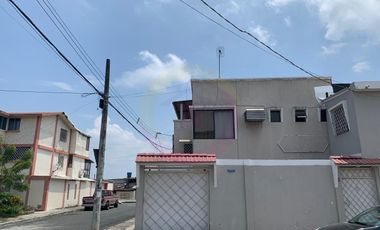 Vendo casa esquinera en Sauces 9, diagonal a Correos del Ecuador