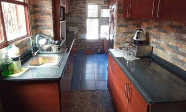SE VENDE CASA CON DEPTO INTERIOR,  EN LA COMUNA CONCHALI 5D Y 2B