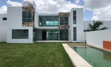 Casa en venta en Merida,Yucatan en San Diego Cutz CON ALBERCA Y 3 RECAMARAS