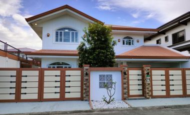 Nice Contemporary House with Swimming Pool in BF Resort Village Las Pinas