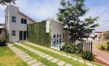 Venta CASA MAGNOLIA VIP con alberca, enorme jardín, vistas panorámicas, cómoda, moderna, amueblada y equipada.