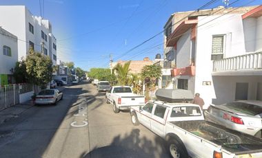 Vive en Elegante y amplia casa en remate en Col. Jardines Alcalde, Guadalajara, Jalisco!!