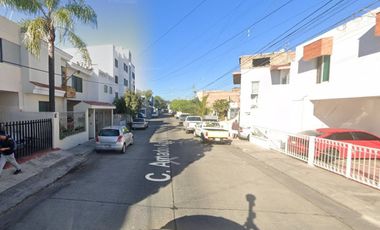 Vive en Elegante y amplia casa en remate en Col. Jardines Alcalde, Guadalajara, Jalisco!!