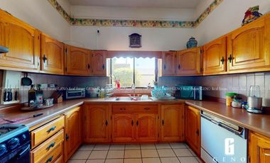 CASA EN VENTA DE UNA PLANTA CON PANELES SOLARES Y JARDIN FRONTAL + TRASERO