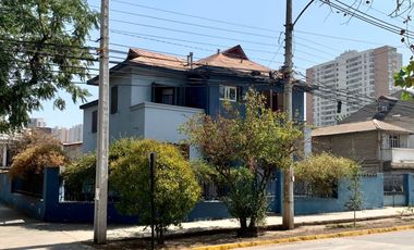 Se Vende Casa 2 Pisos, no pareada en Ñuñoa 5 Dormitorios 3 Baños Pscina