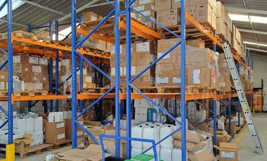 VENTA O ARRIENDO BODEGA EN CARAPUNGO, FUERA DE PICO Y PLACA
