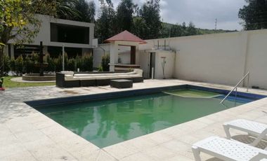 VENTA DE QUINTA CON PISCINA DE AGUA TERMAL EN VALLE DE LOS CHILLOS, LA MERCED.
