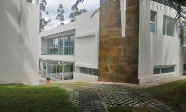 VENTA DE QUINTA CON PISCINA DE AGUA TERMAL EN VALLE DE LOS CHILLOS, LA MERCED.