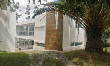 VENTA DE QUINTA CON PISCINA DE AGUA TERMAL EN VALLE DE LOS CHILLOS, LA MERCED.